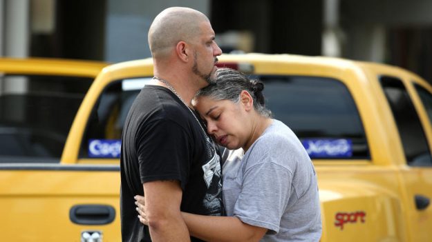 Ray Rivera, el Dj del club, es consolado por una amiga en las afueras del departamento de la Policía de Orlando (Joe Burbank/Orlando Sentinel).