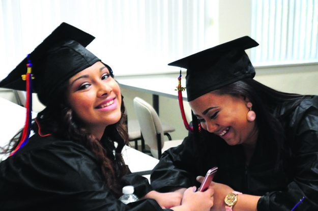 ➥➥Germarie García y Ambar Alcántara felices durante el día de su graduación.