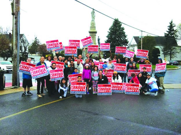 ➥➥ Saritin Rizzuto en campaña con latinos que la apoyan.