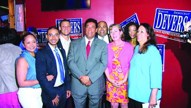➥➥ Respaldando la candidatura de Marcos Devers. De izquierda a derecha: Estela Reyes, Kendrys Vásquez, Jeovanny Rodríguez, Marcos Devers, El alcalde de Lawrence Dan Rivera, Bárbara L’Italien, Lunara Devers y Victoria Devers.