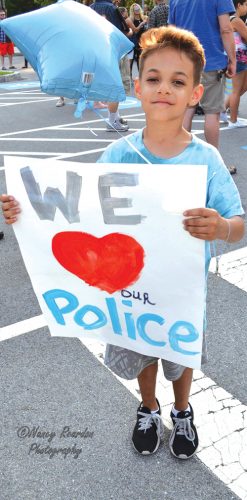 Residentes de Methuen mostraron su apoyo a los policías. (foto Nancy Reardon).