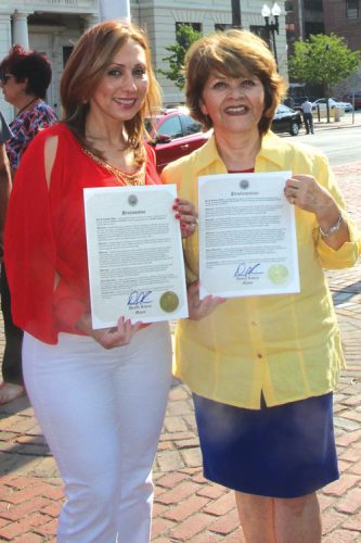 ➥➥ Claudia Hoyos (a la izquierda) y Carmenza Bruff muestran la proclama que les entregó el Alcalde de Lawrence Daniel Rivera por su trabajo en el ámbito cultural y de servicios humanos.