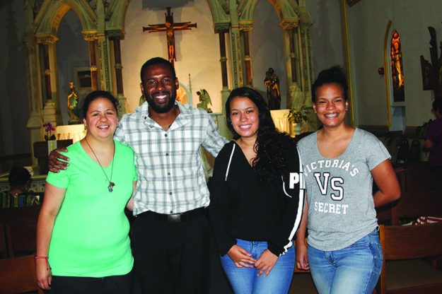 ➥➥ Rumbo a Polonia a asistir al Día Mundial de la Juventud. De izquierda a derecha: Orvenis De La Cruz, Félix Carpio, ambos de Lawrence y las mellizas Gabriela Vargas y Daniela Vargas residentes de Methuen en la capilla de la Iglesia Santa María de la Asunción.