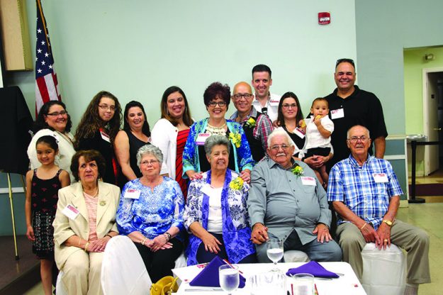 ➥➥ Martha López Velez posa con miembros de su familia en la entrega del Eartha Dengler History Award en el Centro de Envejecientes de Lawrence. Foto por Yadira Betances.