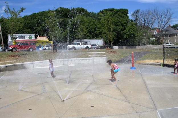 Varios niños y jóvenes juegan en el parque de agua durante su apertura oficial. Foto por Yadira Betances.