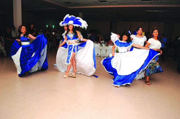 ➥➥Presentación artística por parte de las concursantes a la corona Señorita El Salvador Nueva Inglaterra 2016.