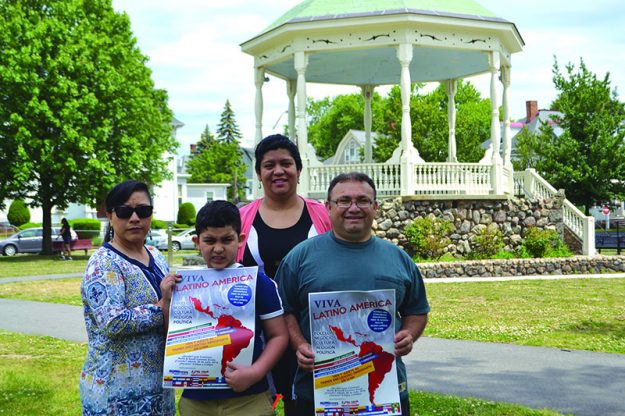 ➥➥ Voluntarios del Primer Encuentro de Inmigrantes ayudan a pasar la voz sobre el evento.