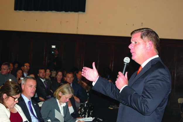 ➥➥ Alcalde Marty Walsh habla a los dueños de pequeños negocios.