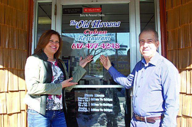➥➥Orgullosos dueños. Wendy Tejada y Sexto López, propietarios de Old Havana Restaurant.