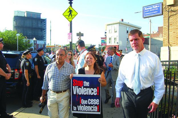 ➥➥ Con un cartel que decía “Que cese la violencia”, el alcalde Walsh inicia la caminata acompañado de Julio Villagrán, guatemalteco director ejecutivo de Birfly Conexion Inmigrant, y de la doctora Olga Lattarulo, directora ejecutiva de la Comunidad Peruano Americana (COPEA).