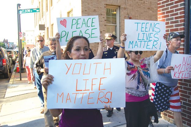 ➥➥ Residentes latinos de East Boston se unen a la caminata por la paz.