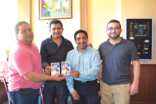 ➥➥ Comerciantes apoyan: Erasmo Guevara, dueño de Lupita Restaurant, Saúl Ortez de Pollo Royal, Juan González, fundador de American Latino Committee y William Sánchez, propietario de Casa Antigua Restaurant.