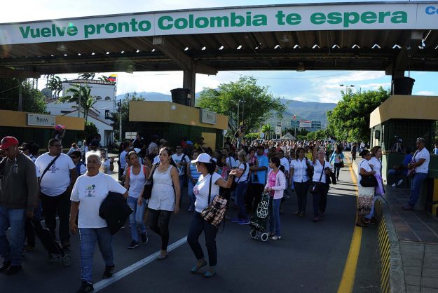 Varias personas caminan por el puente fronterizo “Simón Bolívar” entre Colombia y Venezuela,(Foto EFE/GABRIEL BARRERA)