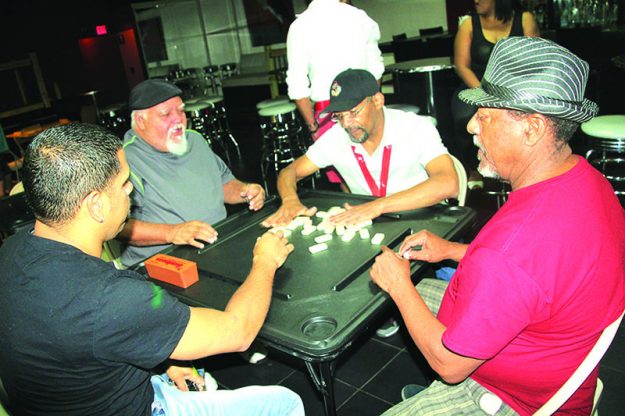 ➥➥ Almonte juega dominó con Julio Meléndez, Wilfredo Lugo y Justo Ceballo.