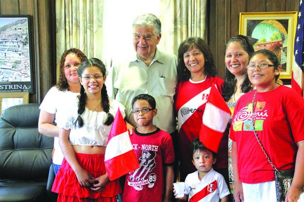 ➥➥ El Alcalde de Haverhill James Fiorentini posa con niños de descendencia peruana después izar la bandera por primera vez en la historia de la ciudad.
