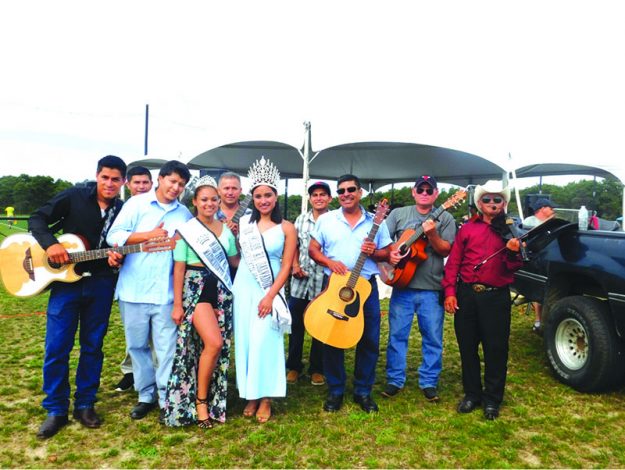 ➥➥ La música de Sombra Norteña se encargó de entretener el evento.