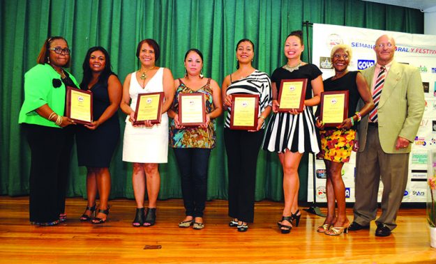 De izquierda a derecha: Magalis Troncoso, coordinadora del Día de la Mujer Dominicana; Janin Durán, Rosa Sánchez, Rosa Beato, Gerardina Arias, Evelyn Saint-Hilaire, Gladys Grullon y Luis Matos coordinador del Festival Dominicano. Boston