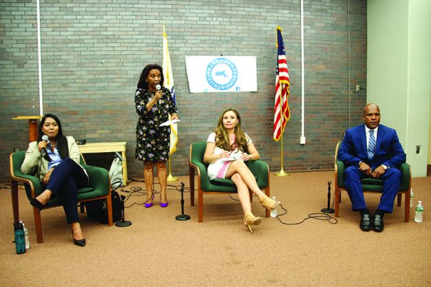 ➥➥ Foro político. De izquierda a derecha: Juana Matias, Marcia Cruz Redding del Caucus Demócrata Latino de Massachusetts, Marcela García como moderadora del evento y Juan Pascual.