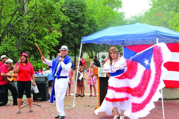 ➥➥ Carmen Olivo muestra el vestido que lleva la bandera de Puerto Rico mientras baila con Radames Marrero.