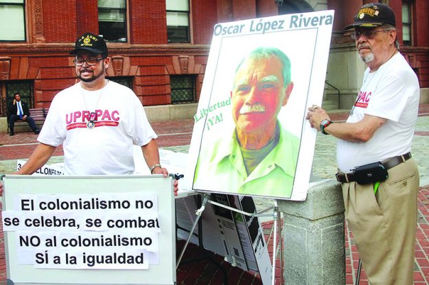 ➥➥ Ángel Rivera (a la izquierda) y Ramón García se opusieron de que la bandera puertorriqueña se izara el 25 de julio.