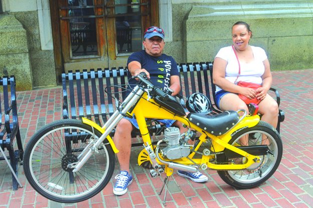 ➥➥ Mario Morel muestra con orgullo su creación, una Bici-Moto, es decir, una bicicleta con motor de gasolina.