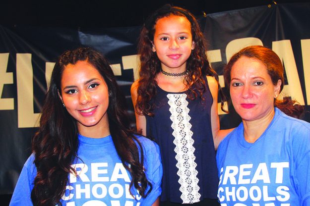 ➥➥ Nelselly Alsina quien se graduó de Lawrence Family Development Charter School, posa con su Hermana Melissa Alsina, estudiante de quinto grado en la escuela y su madre Gleidis durante la campaña pro escuelas Charter en Lawrence.