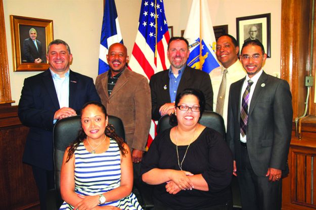 ➥➥ Myra Ortíz posa con sus compañeros del Concilio Municipal de Lawrence. A su izquierda Estela Reyes; en la parte de atrás David Abdoo, Brian DePeña, Marc Laplante, Modesto Maldonado y Kendrys Vásquez.
