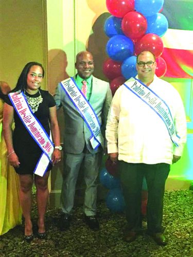 ➥➥ Juan Pascual, presidente del Desfile Dominicano posa con Kathy Cuevas y Plaxides Rafael Guzman, los padrinos del Desfile Dominicano en Lawrence.