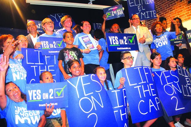 ➥➥ Padres, estudiantes y oficiales se reunieron en El Taller para apoyar la pregunta 2 la cual permitiría la expansión de las escuelas charter en Massachusetts.