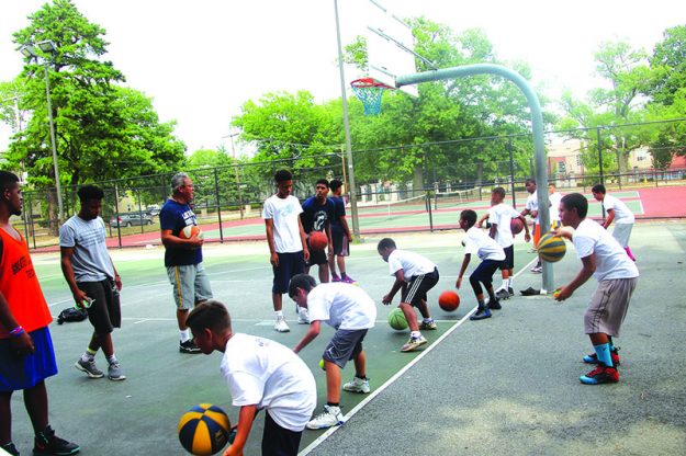 ➥➥ José Dilone Cruz enseña técnicas de baloncesto a niños de la Escuela Superior de Lawrence y la Escuela Técnica del Area de Lawrence.