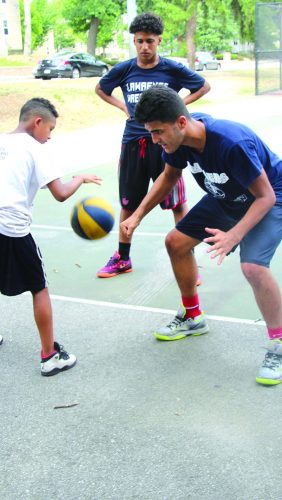 ➥➥ Héctor Moreno, estudiante de décimo grado en la Escuela Superior de Lawrence práctica con Luis González.