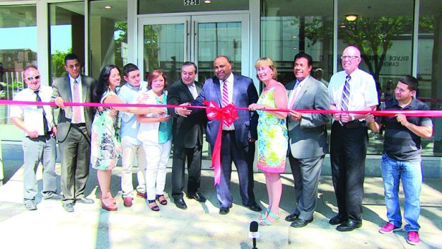 ➥➥ El alcalde Rivera corta la cinta para inaugurar oficialmente el edificio de apartamentos que también tendrá locales para uso comercial.