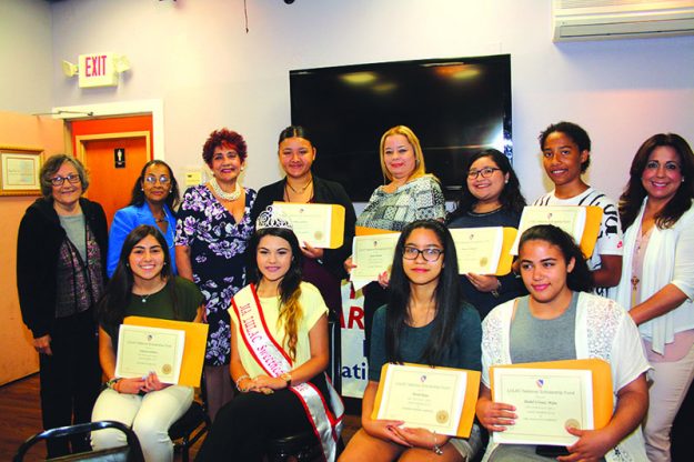 ➥➥ Estudiantes recibieron con orgullo ayuda económica por medio de las Becas LULAC.
