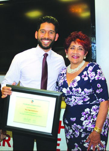 ➥➥ Victor Santana de National Grid recibió un reconocimiento de manos de Regla Gonzales por el apoyo a las Becas LULAC.