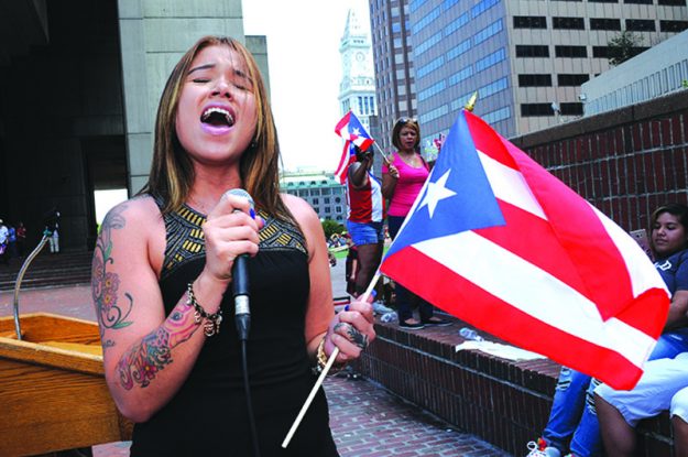 ➥➥ Con orgullo boricuas izaron su bandera en las instalaciones de la alcaldía de Boston el pasado lunes 25 de julio.