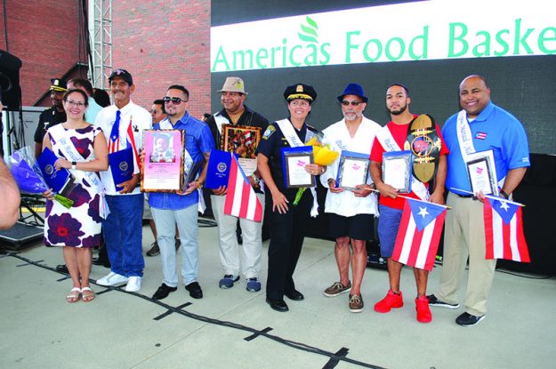 ➥➥ Mariscales y padrinos del festival. De izquierda a derecha: Vanessa Calderón-Rosado, Reyito Santiago Alicea; Frankie Ruiz Jr.; Luis Clemente; Norma Ayala Leong, Héctor L. Cruz, Carlos “The Dragon” Candelario y el alcalde de Lawrence Daniel Rivera.