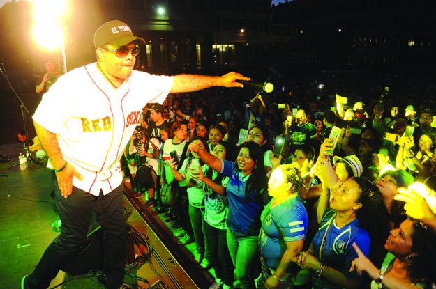 ➥➥ Al son de la bachata. Cientos de salvadoreños celebraron junto a El Torito durante el Festival Día del Salvadoreño-Americano.