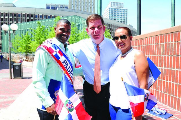 ➥➥ El padrino del Festival Dominicano Juan Chavez junto su esposa Ana Chavez y el alcalde Walsh.