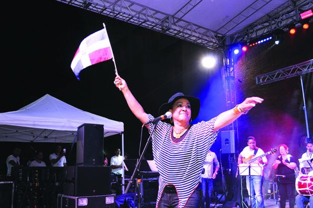 ➥➥ Milly Quezada amenizó la fiesta dominicana con su merengue.