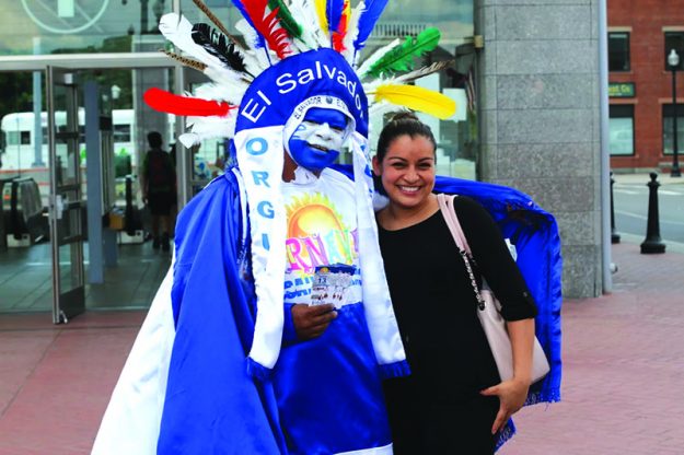 ➥➥ El Indio Cuscatleco estuvo en diferentes distritos de Boston invitando a salvadoreños y latinoamericanos a participar del Carnaval.