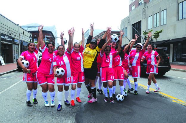 ➥➥ Liga de Soccer de Mujeres de Waltham.