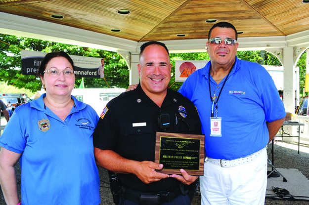 ➥➥ Latinos en Acción entregó un reconocimiento al oficial de policía de Waltham Jorge Ortega por sus 20 años de participación en la seguridad del Festival.