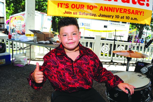 ➥➥ Javier Saavedra Junior cantante del grupo Arrazadores de la Tierra.