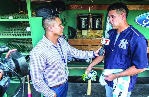 Gary Sánchez es entrevistado por Omar Cabrera, reportero del programa de Telemundo Boston, “El Reporte de los Red Sox”. Foto: Ciro Valiente