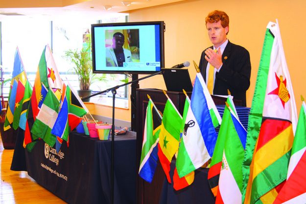 ➥➥ El congresista Joseph Kennedy III habló a los graduados del Mandela Washington Fellowship program.