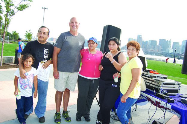 ➥➥ Oficial de policía de East Boston Simons Dan con los activistas Erika Sánchez, Olga Pasco, Luis Torres y Thania Sánchez.