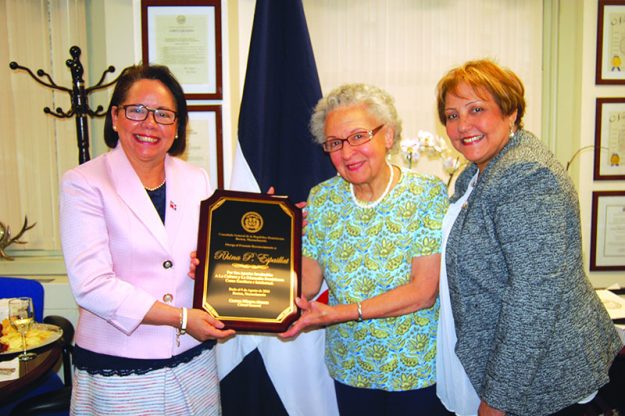 ➥➥ La poetisa dominicana Rhina Espaillat recibe reconocimiento del Consulado dominicano de manos de sus máximas autoridades, Carmen Almonte y Ana Gatereaux.