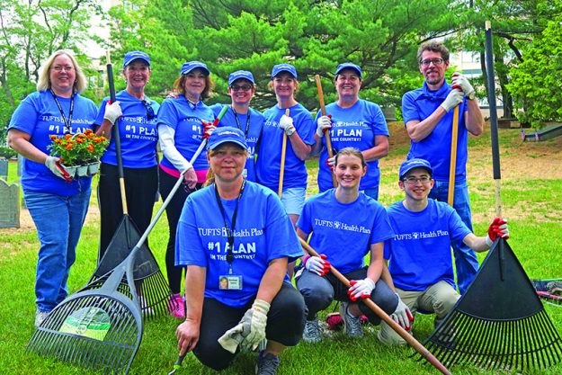 ➥➥ En el Día del Voluntariado de Tufts Health Plan, empleados donaron su tiempo para servir a la comunidad en el Centro Dimock en Roxbury.