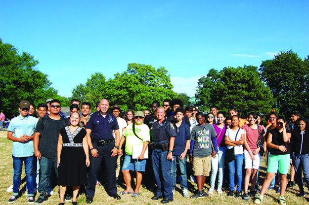 ➥➥ Policías de Chelsea, Oficiales de Probatoria de la Corte Distrital y una juventud participativa en “National Night Out” en Mary O’Malley Park.