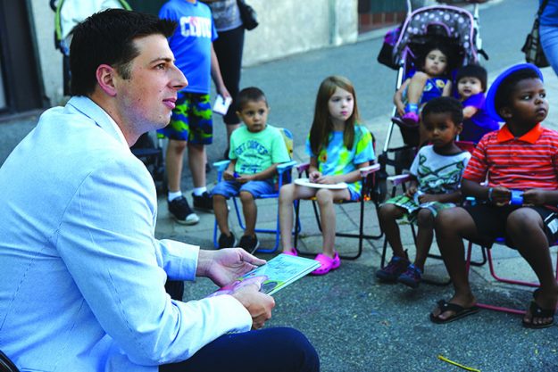 ➥➥ El representante Estatal por East Boston, Adrián Madaro leyó cuentos a los niños durante las actividades realizadas en el proyecto de los Elotes Bailables.